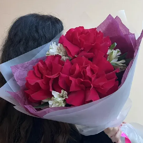 Букет с малиновой французской розой и альстромерией
